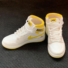 Load image into Gallery viewer, Dropshipping one pair sneaker keychain AJ 1 offwhite Chicago UNC NRG 3D Mini Sneaker shoe keychain