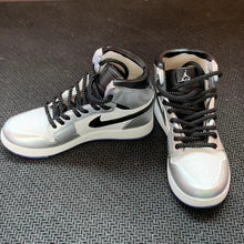 Load image into Gallery viewer, Dropshipping one pair sneaker keychain AJ 1 offwhite Chicago UNC NRG 3D Mini Sneaker shoe keychain